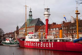 Das Feuerschiff "Amrumbank/Deutsche Bucht" vor dem Rathaus in Emden (Archivfoto): Etwa 20.000 Liter drangen damals in das Schiff ein.
