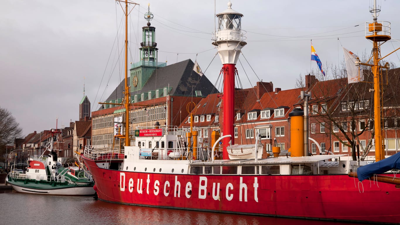 Das Feuerschiff "Amrumbank/Deutsche Bucht" vor dem Rathaus in Emden (Archivfoto): Etwa 20.000 Liter drangen damals in das Schiff ein.