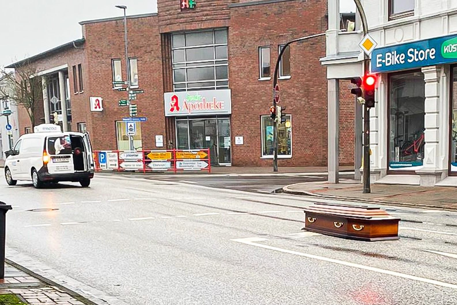 Beim Anfahren an einer Ampel verliert ein Kleintransporter einen Sarg: Der Leichnahm eines Mannes sollte nach Rumänen überführt werden.