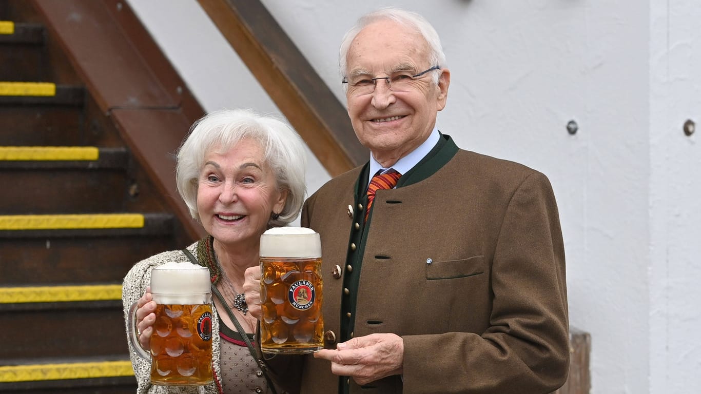 Edmund Stoiber (r.) und mit seiner Ehefrau Karin: Er bleibt beim FC Bayern.