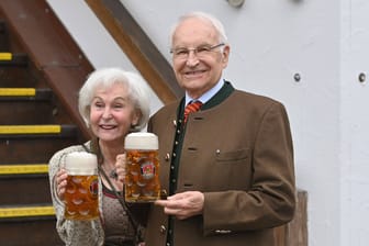 Edmund Stoiber (r.) und mit seiner Ehefrau Karin: Er bleibt beim FC Bayern.