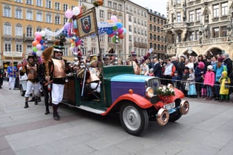 Ein Fahrzeug beim Faschingsumzug in München 2020 (Archivbild): Nach drei Jahren ohne Umzug kehrt die Veranstaltung der "Damischen Ritter" nun wieder zurück.