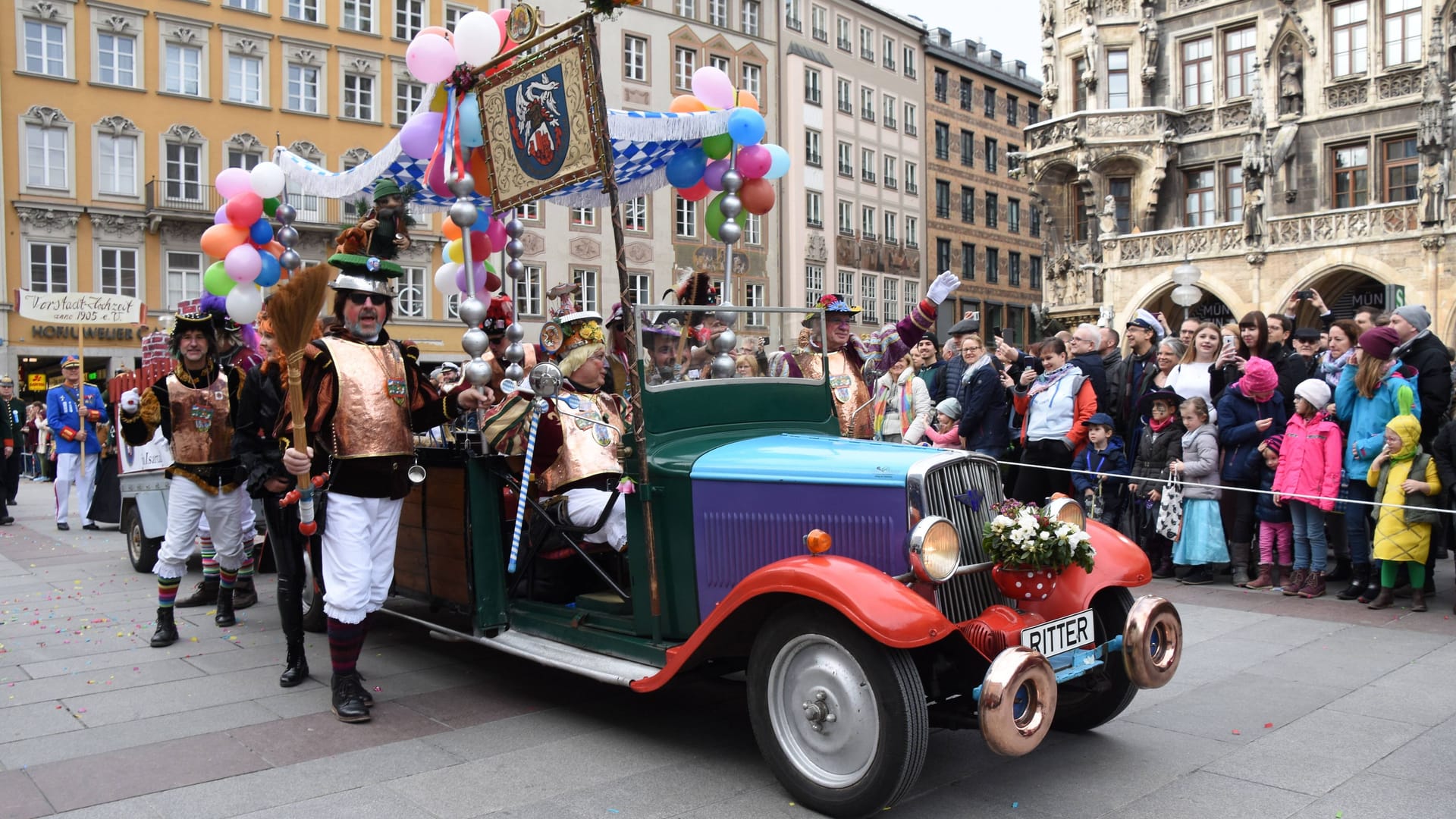 Ein Fahrzeug beim Faschingsumzug in München 2020 (Archivbild): Nach drei Jahren ohne Umzug kehrt die Veranstaltung der "Damischen Ritter" nun wieder zurück.