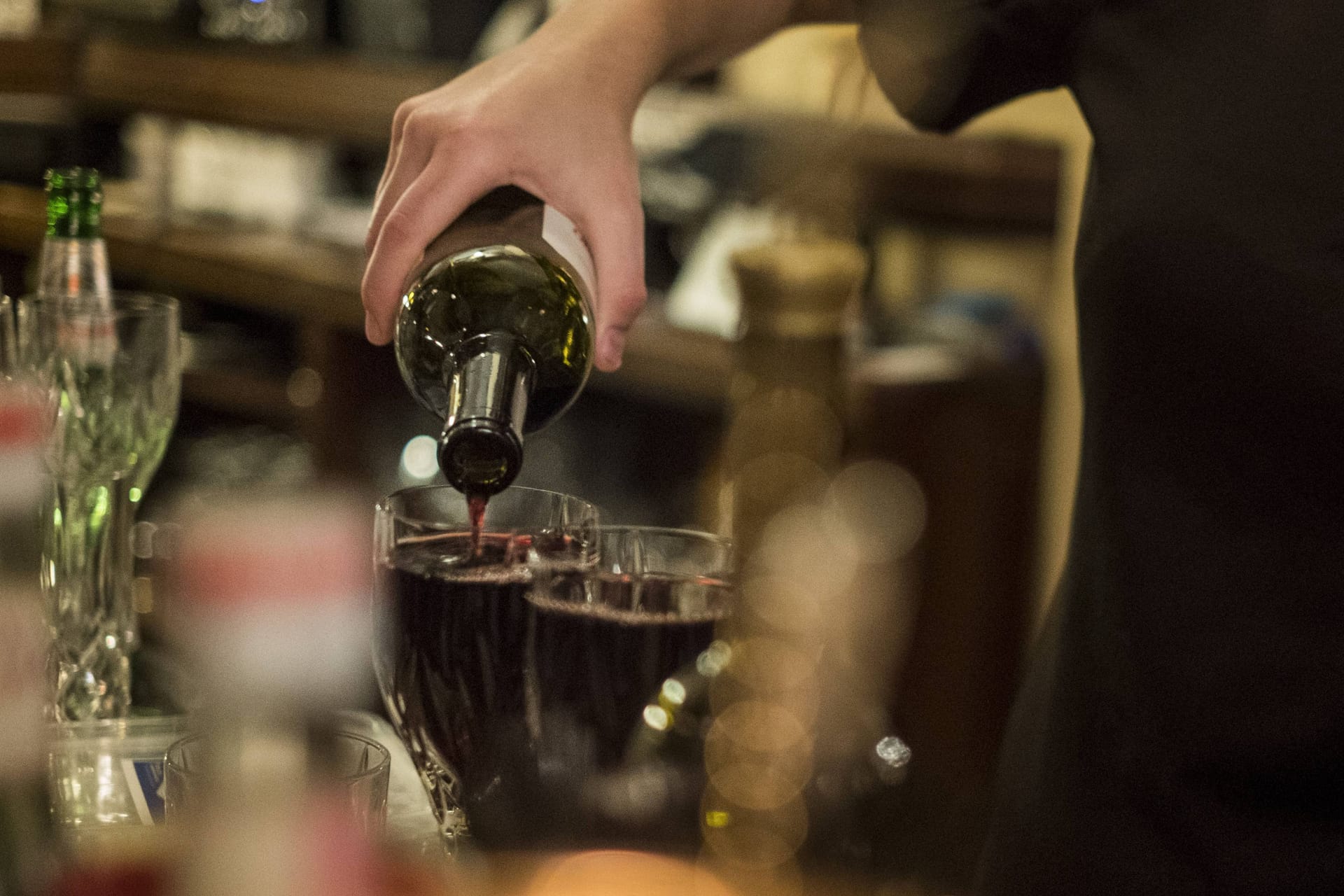 Bier, Wein oder Schnaps? Nicht allein das Getränk entscheidet darüber, wie schnell wir betrunken werden.