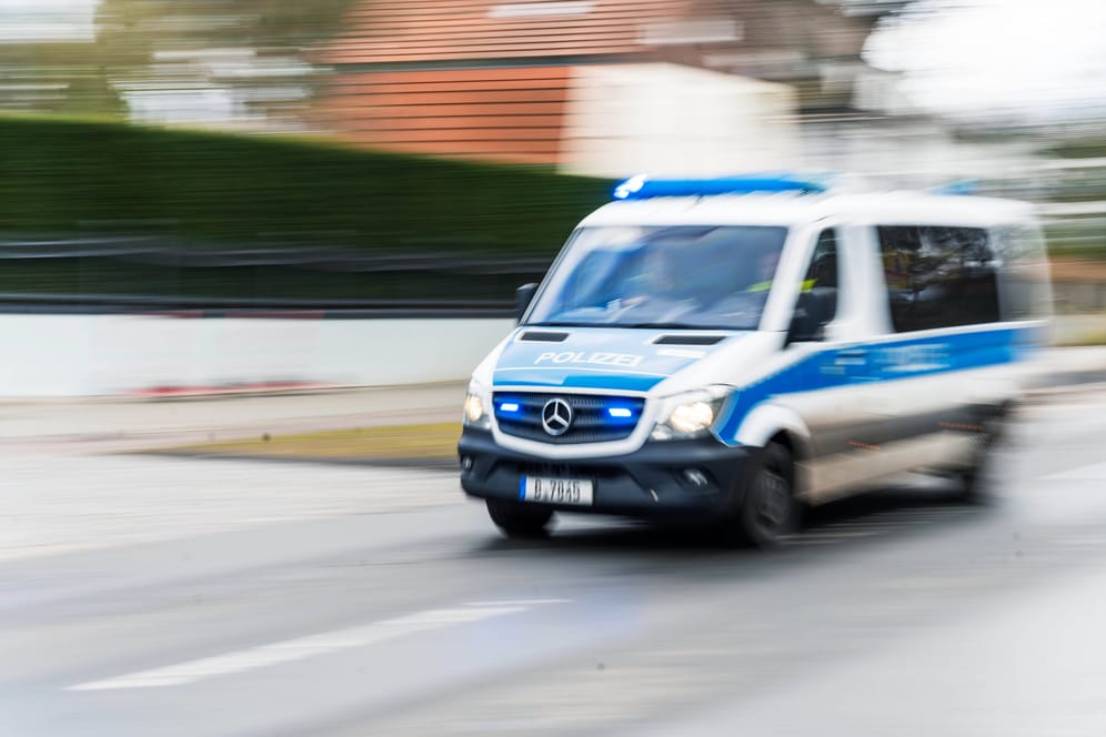 Einsatzwagen der Berliner Polizei (Symbolfoto): In Friedrichshain läuft derzeit ein größerer Einsatz.