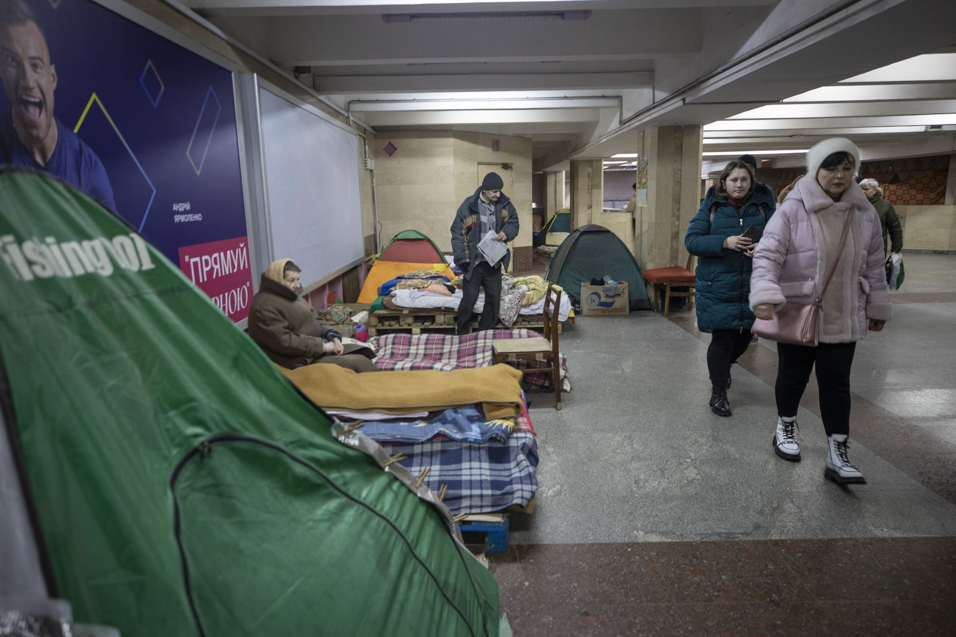 22. Februar: Während Raketenangriffen flüchten sich viele Menschen in U-Bahnstationen, um sich zu schützen. Einige Menschen aber leben seit der Invasion aus Sicherheitsgründen in den Stationen, wie hier im ostukrainischen Charkiw.