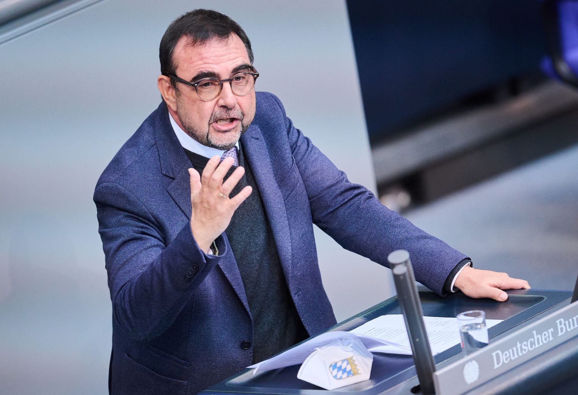 Bayerns Gesundheitsminister Klaus Holetschek (CSU) spricht im Bundestag (Archivibild): Er droht mit einer Klage in Karlsruhe.