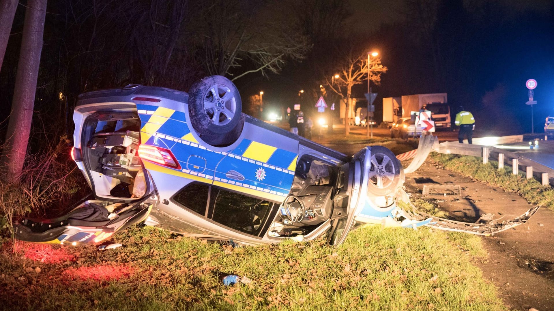 Unfall in Köln: Ein Streifenwagen liegt auf dem Dach.