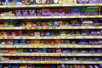 Supermarktregal mit Süßigkeiten bei Edeka (Symbolbild): Für gewisse Markenartikel bezahlen Kunden in Deutschland deutlich mehr als in Supermärkten der Nachbarländer Frankreich oder Holland.