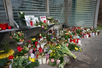 Kerzen und Blumen stehen und liegen in einem Wartehäuschen am Bahnhof Brokstedt (Archivbild): Die Rekonstruktion der Tat geht weiter.
