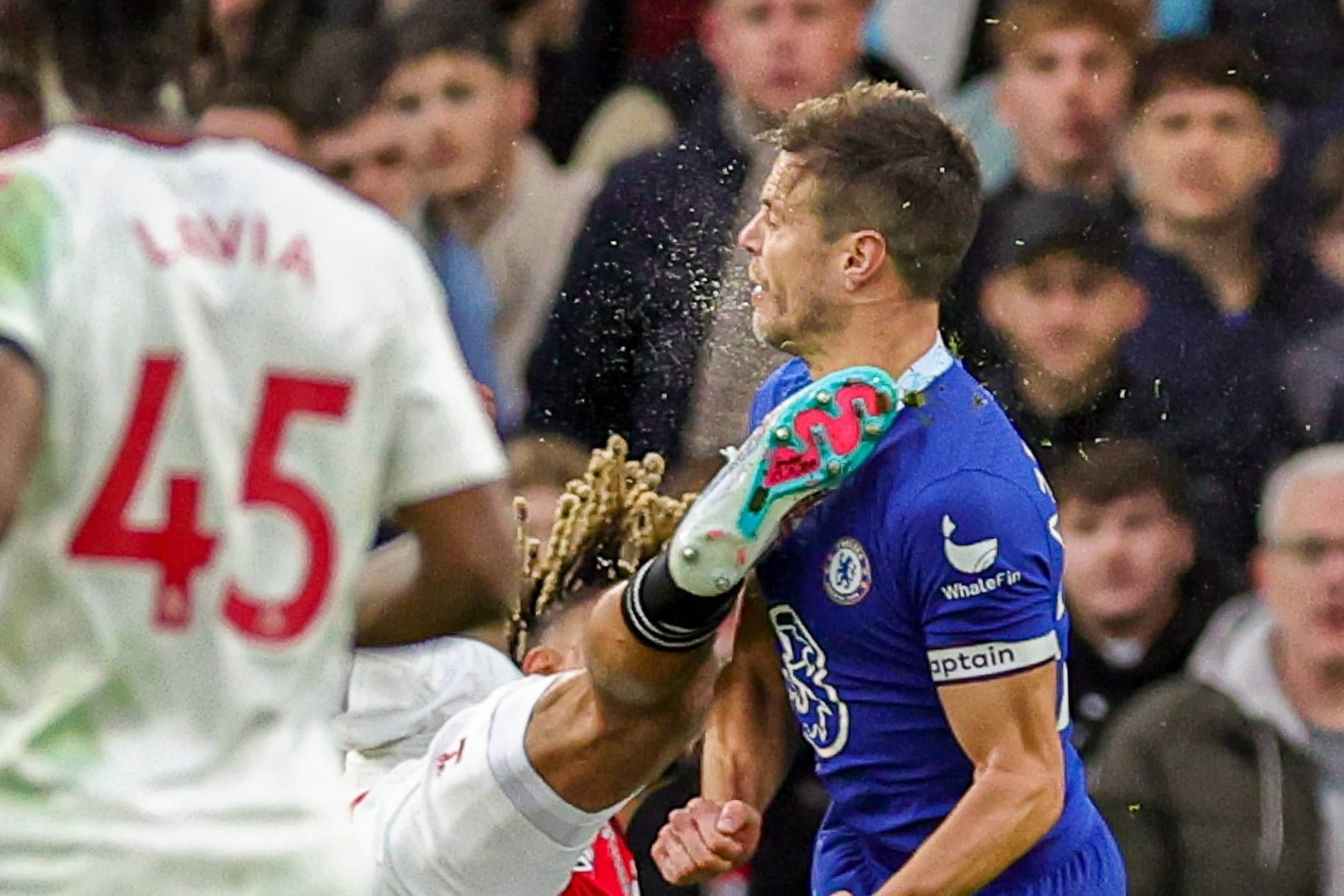 Cesar Azpilicueta: Der Spieler des FC Chelsea wurde von Gegenspieler Sekou Mara getroffen.