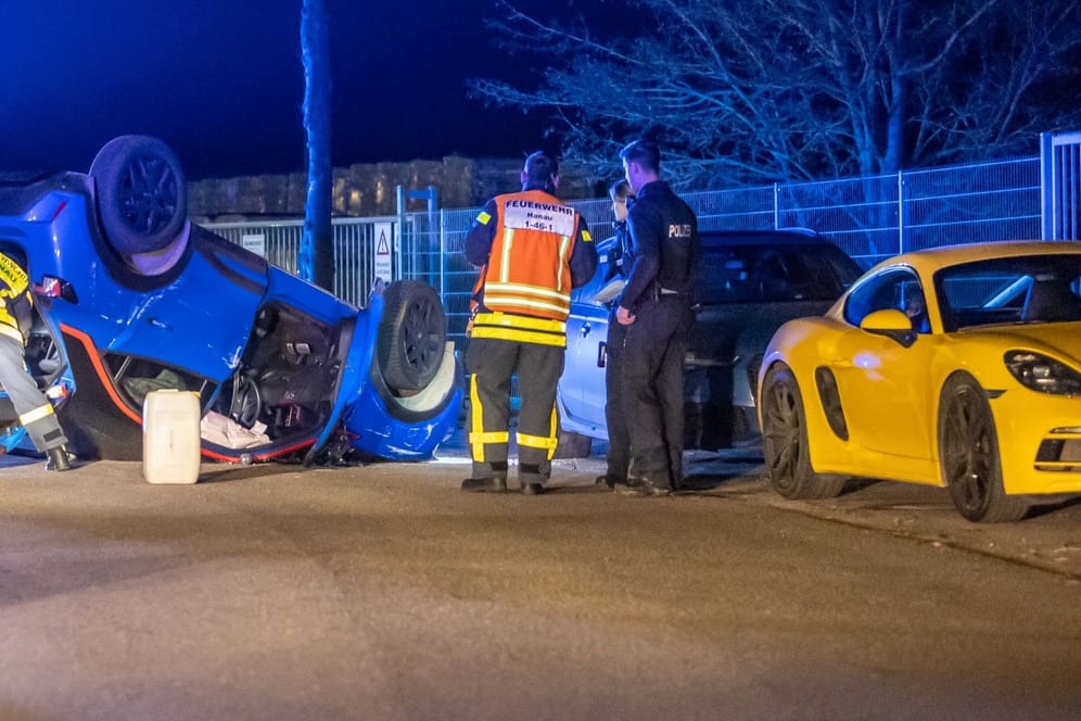 Die Unfallstelle: Der Opel liegt auf dem Dach, die beiden anderen Autos stehen daneben.