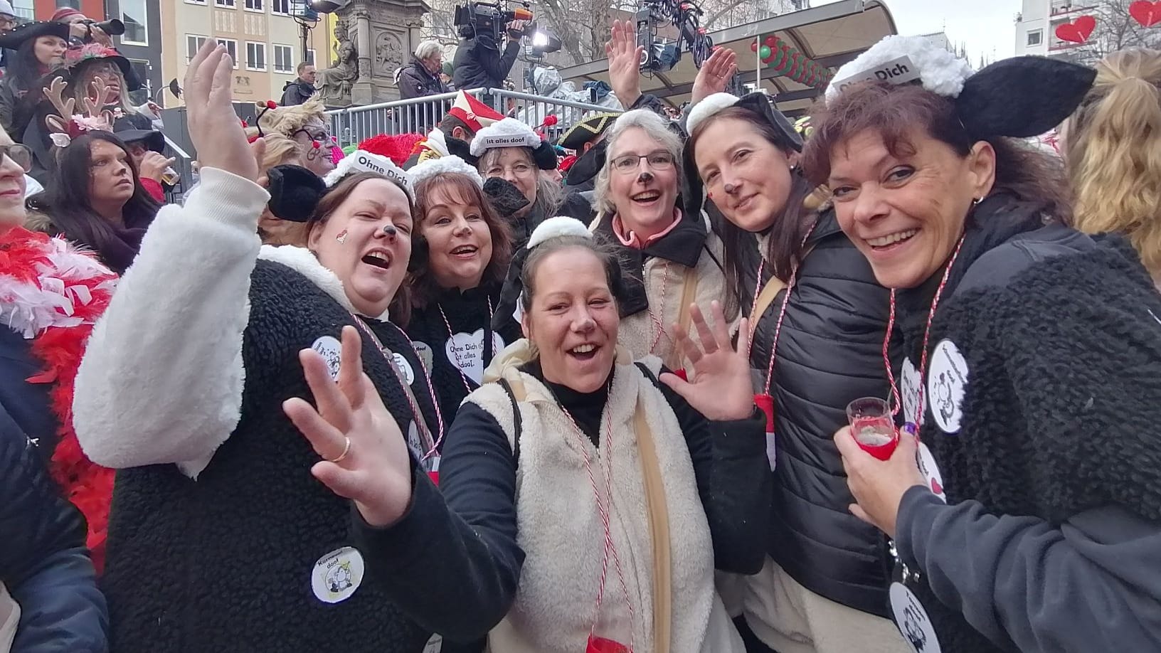 "Jecke Wiever vom Niederrhein" auf dem Kölner Heumarkt (Archivbild): Am Donnerstag startet der Straßenkarneval in Köln.