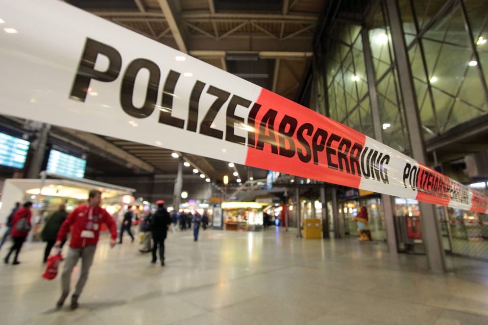 Am Münchner Hauptbahnhof entdeckte die Polizei einen Dieb (Symbolbild): Der Mann beleidigte und bedrohte die Bundespolizei.