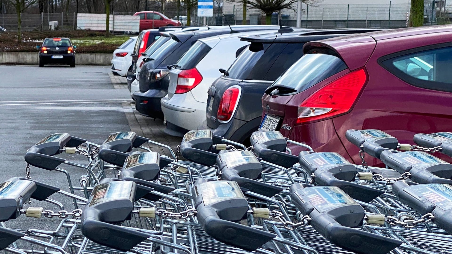 Fair parken stellt sich mancher Kunde anders vor: Das Unternehmen aus Düsseldorf verteilt Strafzettel unter anderem vor Supermärkten.