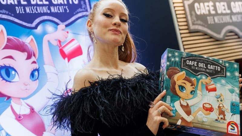 Model Barbara Meier präsentiert eine Neuheit auf der Spielwarenmesse.