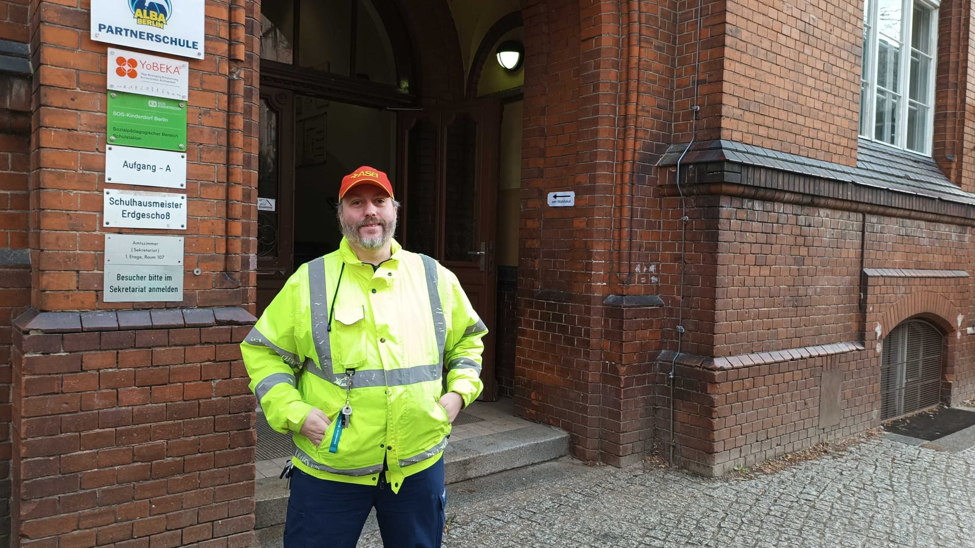 Andreas Landsberg vor dem Wahllokal.