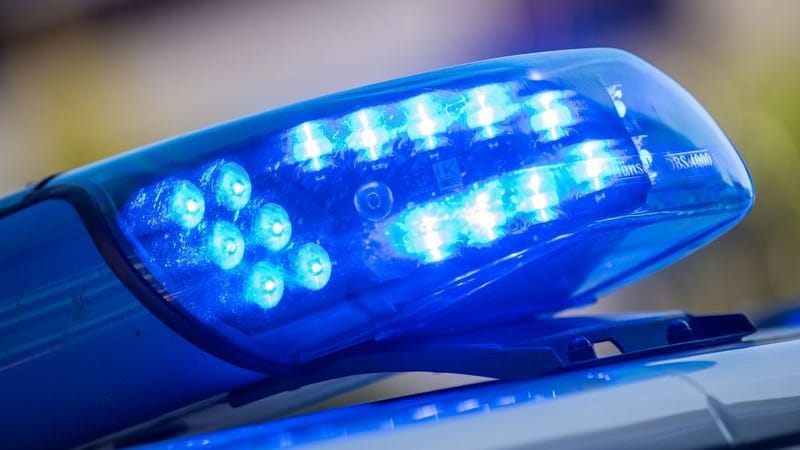 Ein Blaulicht auf dem Dach eines Streifenwagens der Polizei: Die Polizei hat eine sogenannte Besondere Aufbauorganisation (BAO) für die Ermittlungen eingesetzt. Ein Blaulicht auf dem Dach eines Streifenwagens der Polizei: Die Polizei hat eine sogenannte Besondere Aufbauorganisation (BAO) für die Ermittlungen eingesetzt.