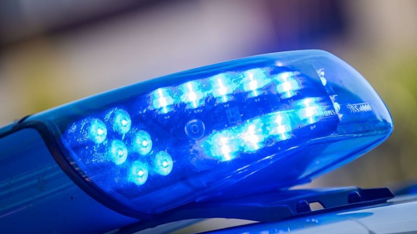 Ein Blaulicht auf dem Dach eines Streifenwagens der Polizei: Die Polizei hat eine sogenannte Besondere Aufbauorganisation (BAO) für die Ermittlungen eingesetzt.