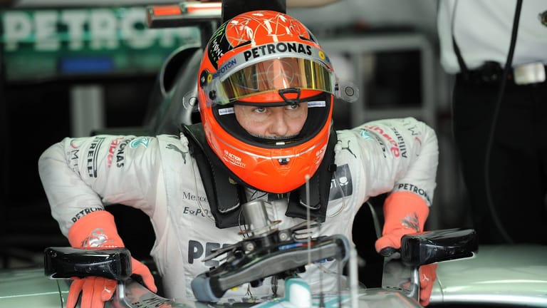 Michael Schumacher steigt aus dem Cockpit seines Mercedes: Der Formel-1-Star wurde insgesamt siebenmal Weltmeister auf Benetton-Ford und Ferrari, bevor er im Jahr 2010 im Mercedes sein Comeback gab.