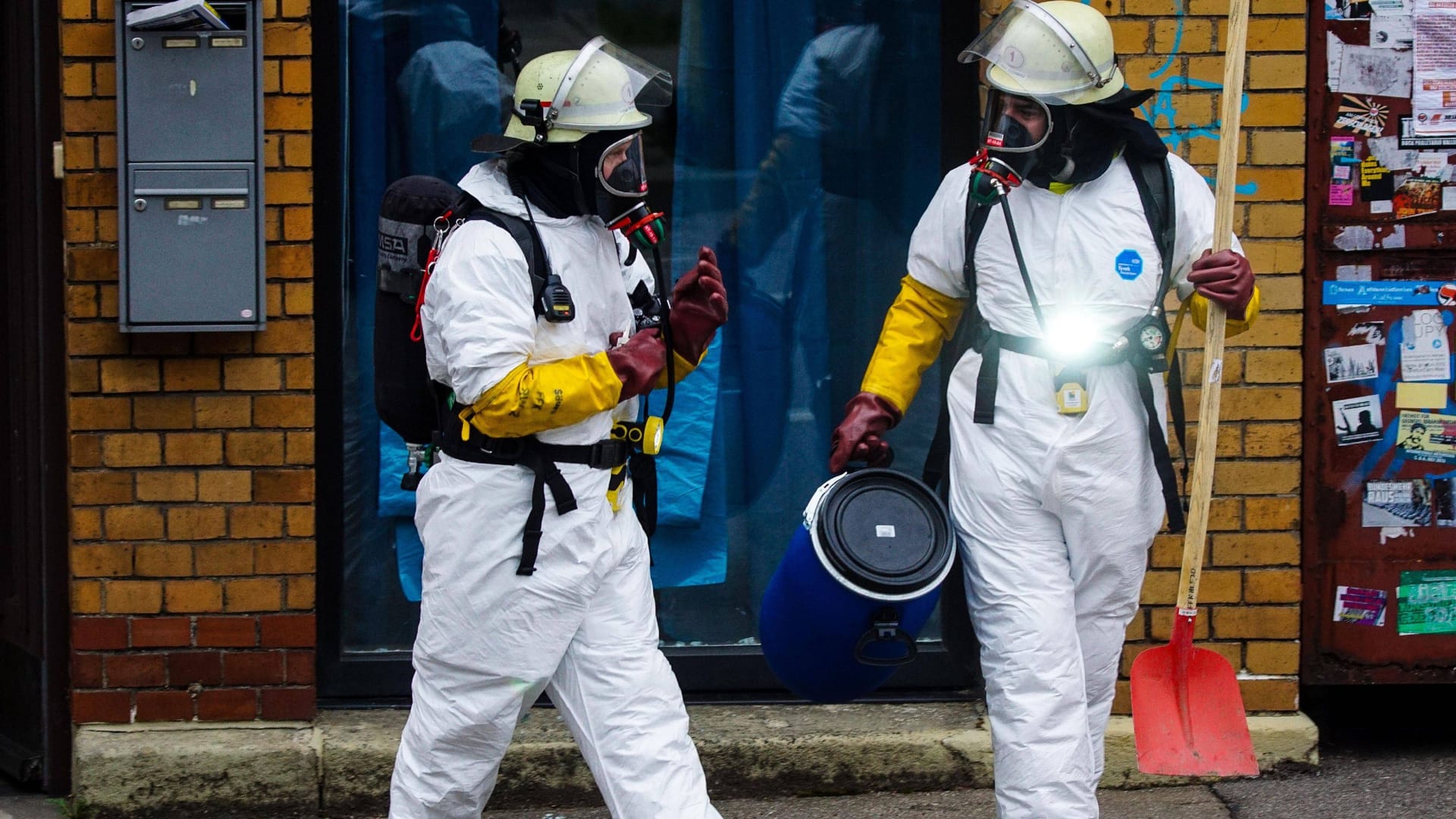 Feuerwehrleute bei einem Einsatz wegen Buttersäure (Symbolfoto): Ein Mann wurde vor Ort von Sanitätern versorgt.