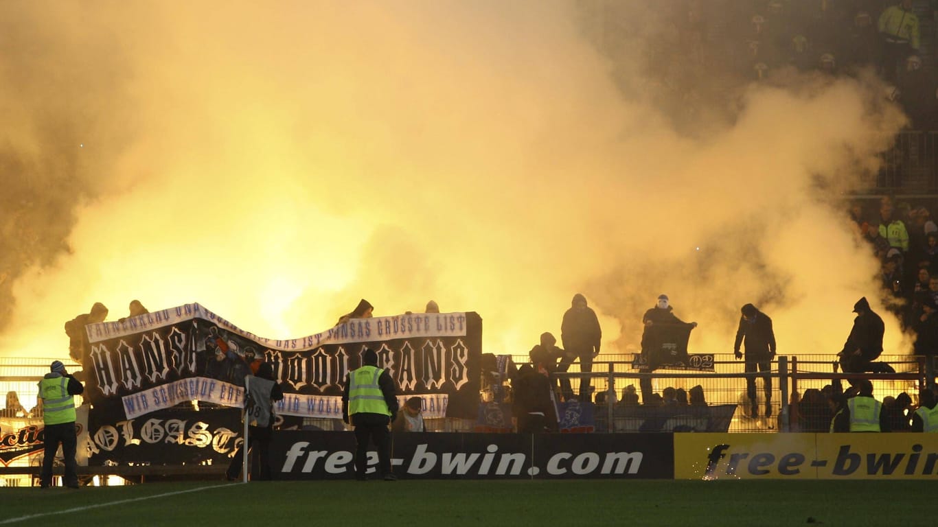 Rostocker Hooligans zünden im Jahr 2009 Bengalfeuer und erzwingen eine Unterbrechung des Spiels am Millerntor: Seitdem standen sich die Fanszenen nicht mehr gegenüber.