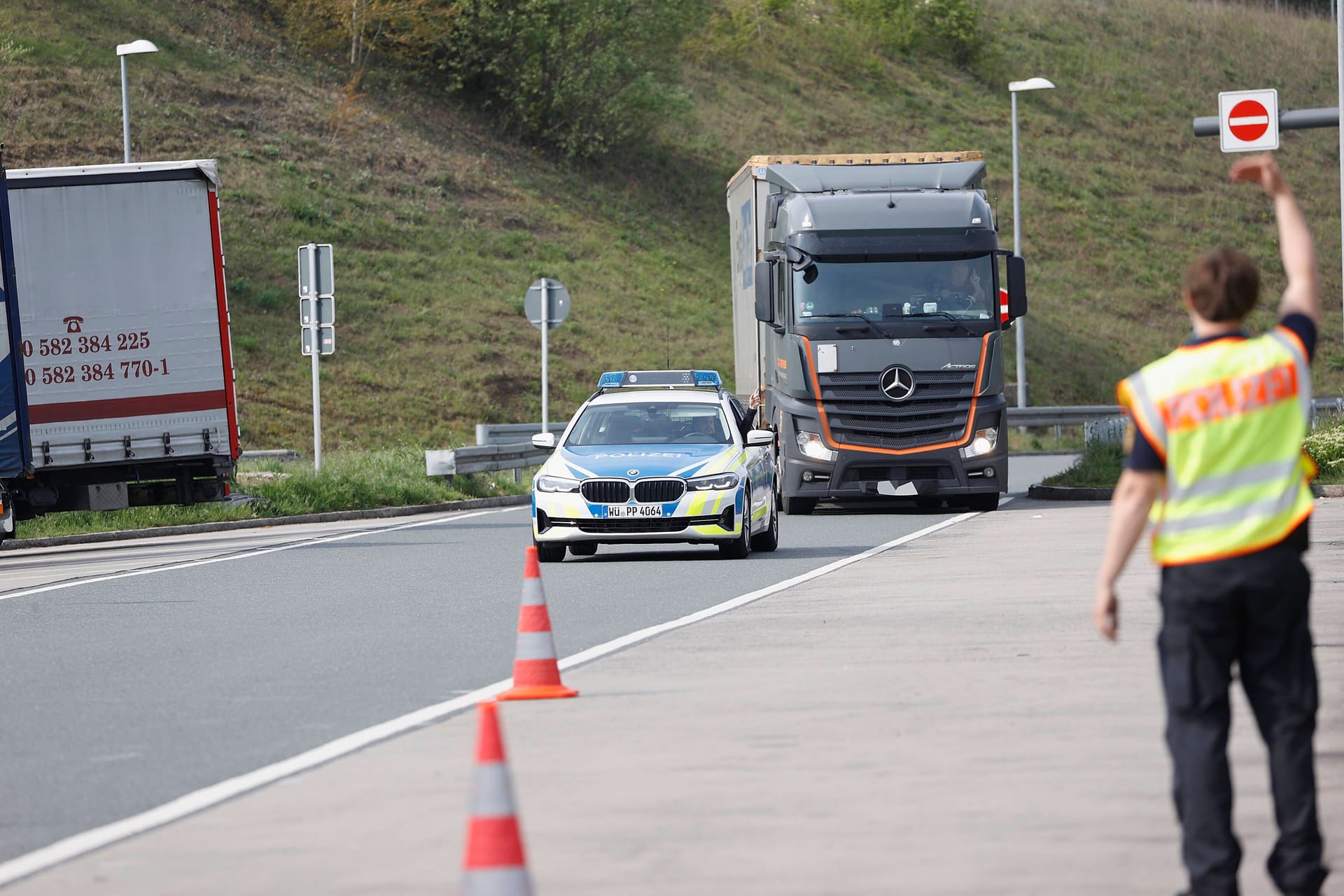 Die Polizei zieht einen LKW aus dem Verkehr, um ihn zu kontrollieren (Symbolbild): Am Samstag stoppte die Polizei einen betrunkenen Fahrer.