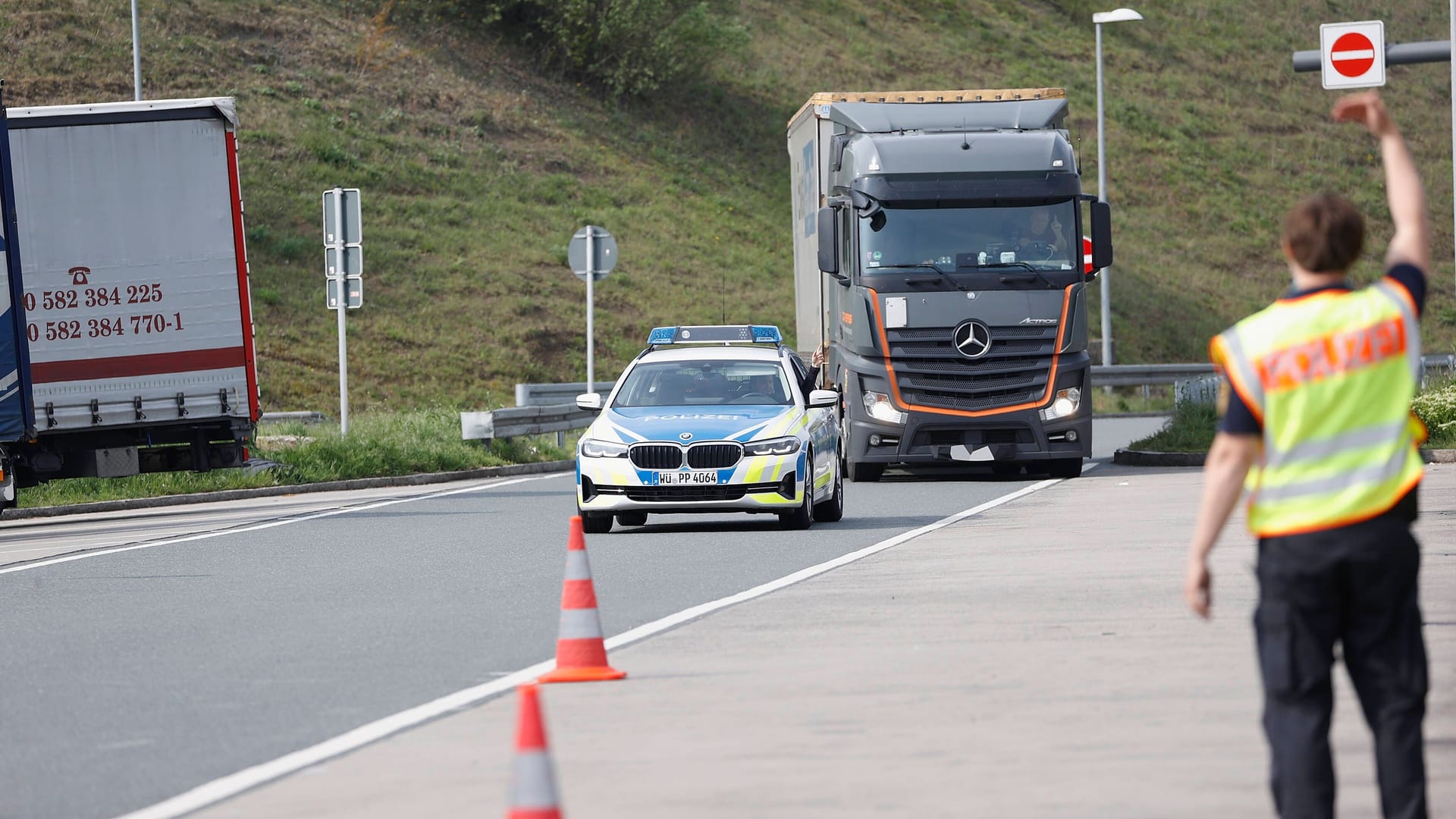 Die Polizei zieht einen LKW aus dem Verkehr, um ihn zu kontrollieren (Symbolbild): Am Samstag stoppte die Polizei einen betrunkenen Fahrer.