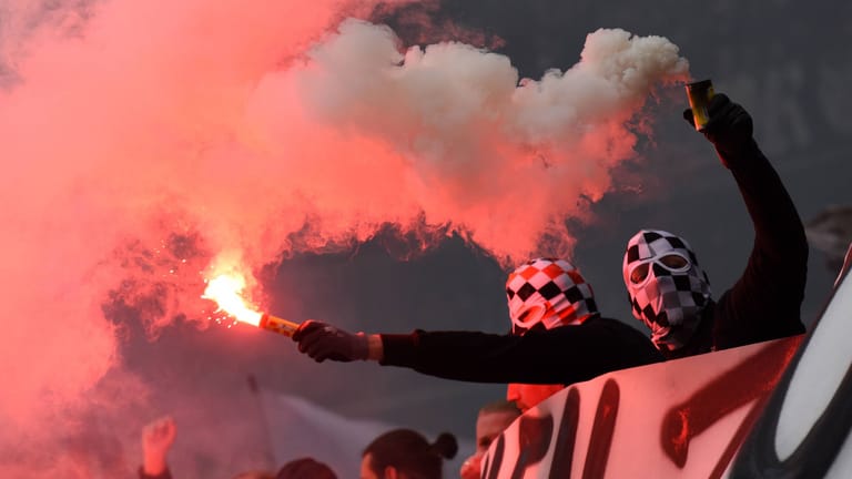 Anhänger von Eintracht Frankfurt zünden Pyrotechnik auf der Tribüne (Symbolbild): Vor dem Pokalspiel gegen Darmstadt suchen beide Fanlager die Konfrontation.