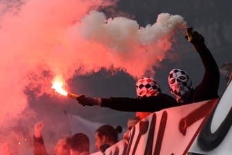 Anhänger von Eintracht Frankfurt zünden Pyrotechnik auf der Tribüne (Symbolbild): Vor dem Pokalspiel gegen Darmstadt suchen beide Fanlager die Konfrontation.
