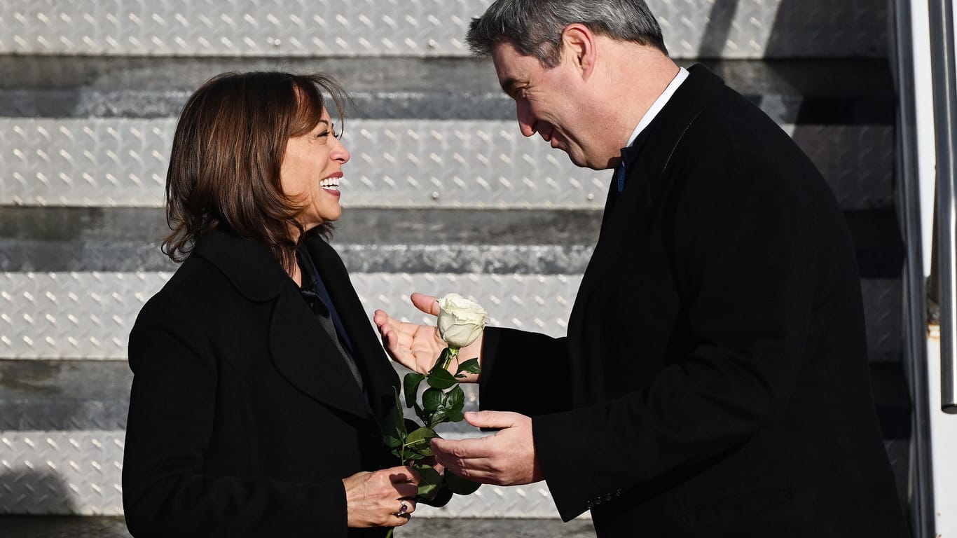 Kamala Harris, Vizepräsidentin der USA, wird von Markus Söder am Flughafen mit einer Rose begrüßt. Sie ist zur Münchner Sicherheitskonferenz nach Deutschland gereist.