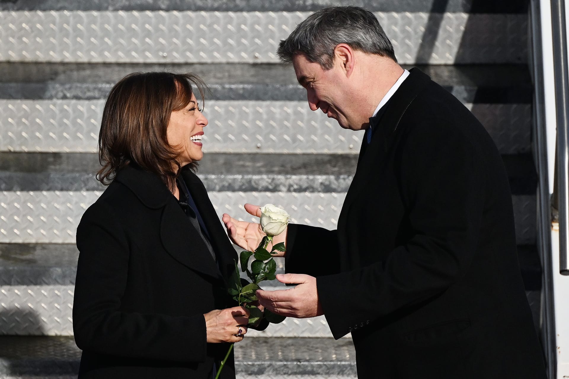 Kamala Harris, Vizepräsidentin der USA, wird von Markus Söder am Flughafen mit einer Rose begrüßt. Sie ist zur Münchner Sicherheitskonferenz nach Deutschland gereist.