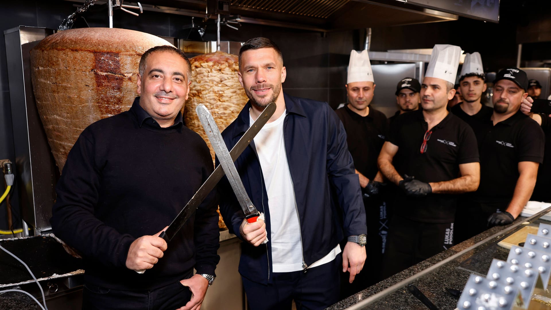 Geschäftsführer Metin Dag und Fußballer Lukas Podolski: Die Einnahmen ihrer Döner-Filialen vom Donnerstag werden an die Opfer des Erdbebens gespendet. Geschäftsführer Metin Dag und Fußballer Lukas Podolski: Die Einnahmen ihrer Döner-Filialen vom Donnerstag werden an die Opfer des Erdbebens gespendet.