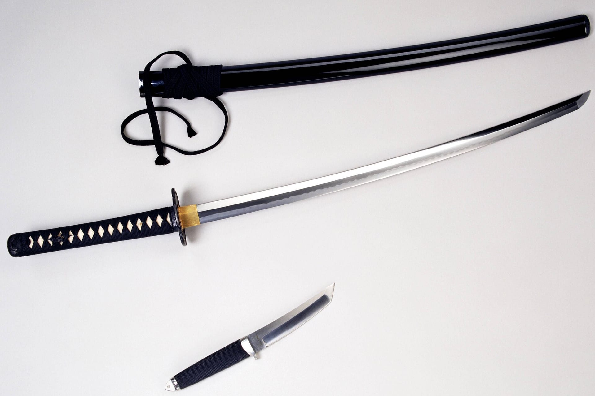 Ein Samuraischwert und ein japanisches Kampfmesser (Symbolbild): Mit einem solchen Schwert hatte der Mann ausgeholt.