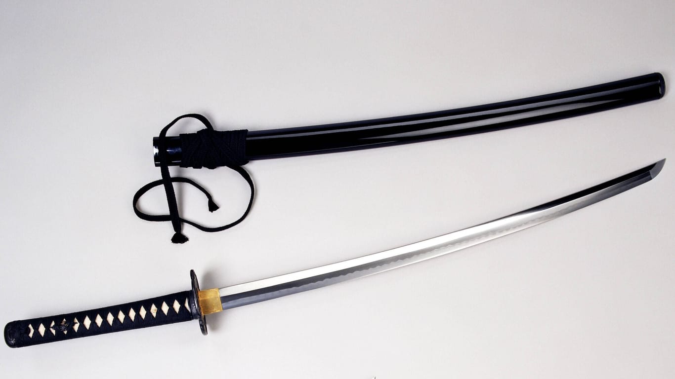 Ein Samuraischwert und ein japanisches Kampfmesser (Symbolbild): Mit einem solchen Schwert hatte der Mann ausgeholt.