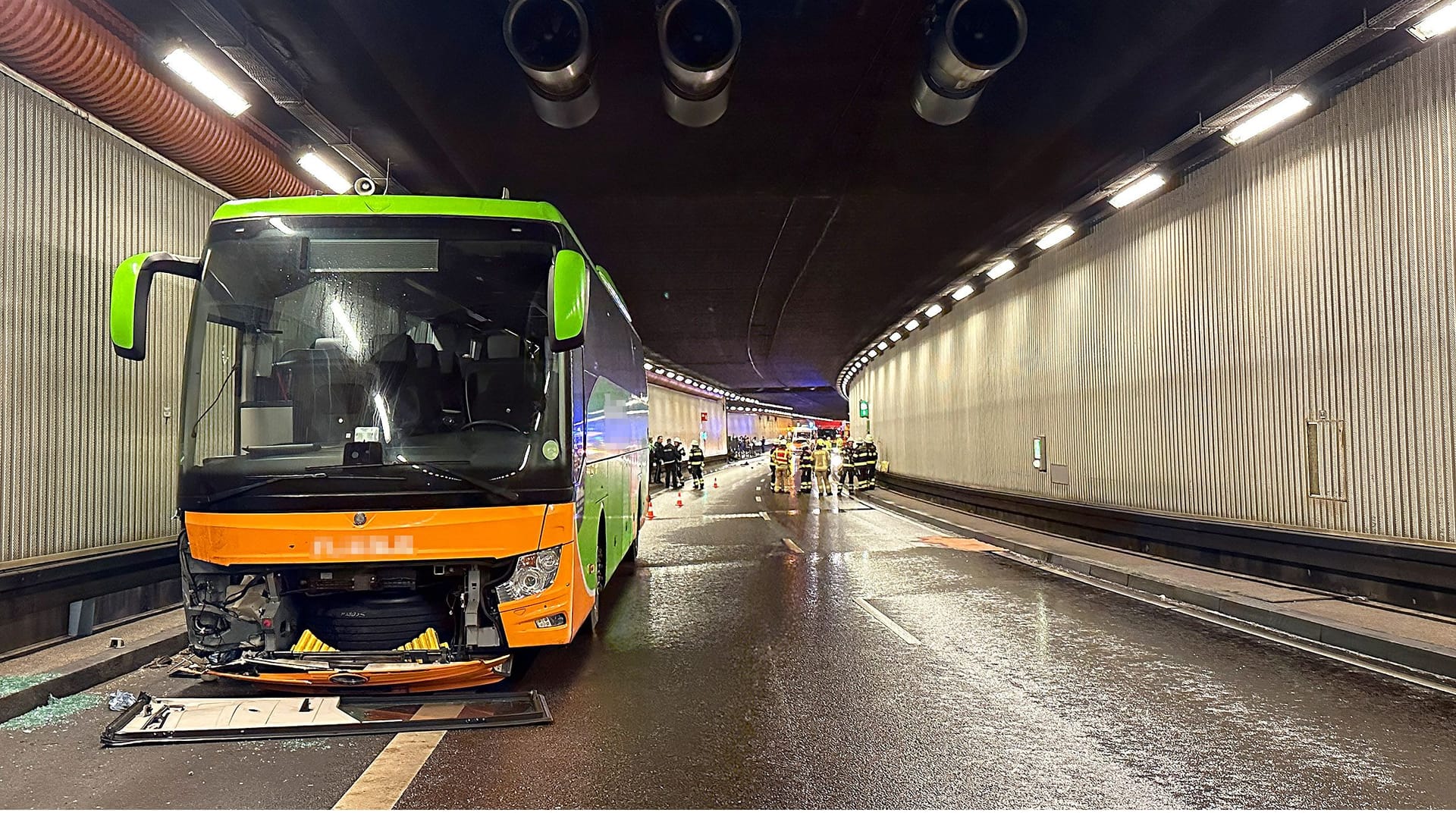 Aus dem Tank eines Reisebusses liefen am Samstag um die 150 Liter Diesel in einen Münchner Tunnel. Aus dem Tank eines Reisebusses liefen am Samstag um die 150 Liter Diesel in einen Münchner Tunnel.