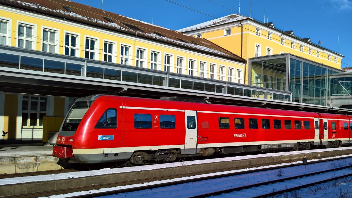 Ein Regionalzug am Hauptbahnhof in Regensburg (Symbolbild): Ein Mann ist in einem Regionalzug gewalttätig geworden.