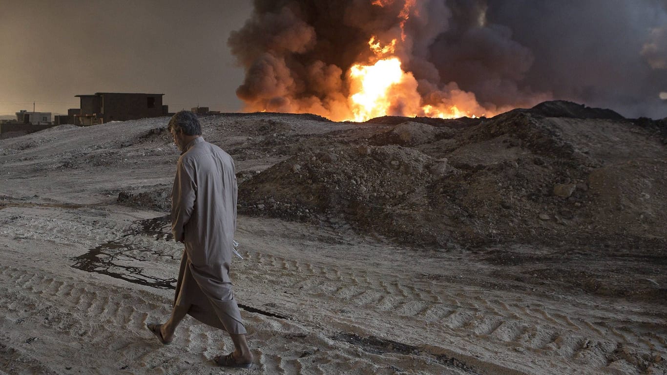 Brennende Ölfelder im Irak im Jahr 2016 (Archivbild): Fossile Brennstoffe sind ein massives Risiko für den Frieden, schreibt Energieökonomin Claudia Kemfert.