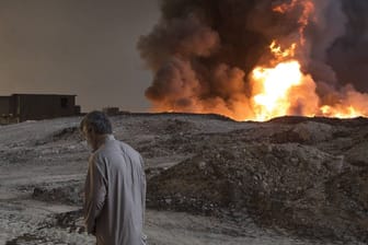 Brennende Ölfelder im Irak im Jahr 2016 (Archivbild): Fossile Brennstoffe sind ein massives Risiko für den Frieden, schreibt Energieökonomin Claudia Kemfert.
