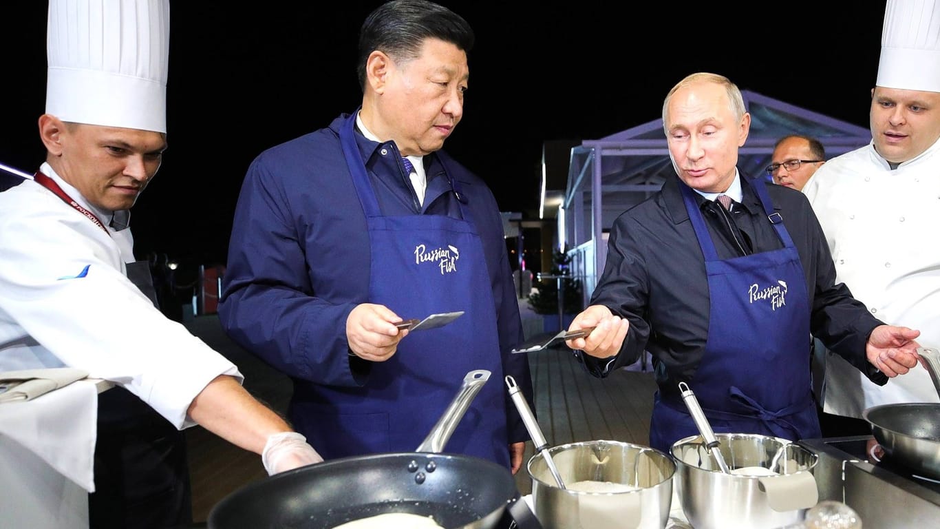 Russland im Jahr 2018: Der chinesische Präsident Xi Jinping besucht seinen Amtskollegen Wladimir Putin in Moskau. In den vergangenen Jahren hat sich das russisch-chinesische Bündnis gefestigt.