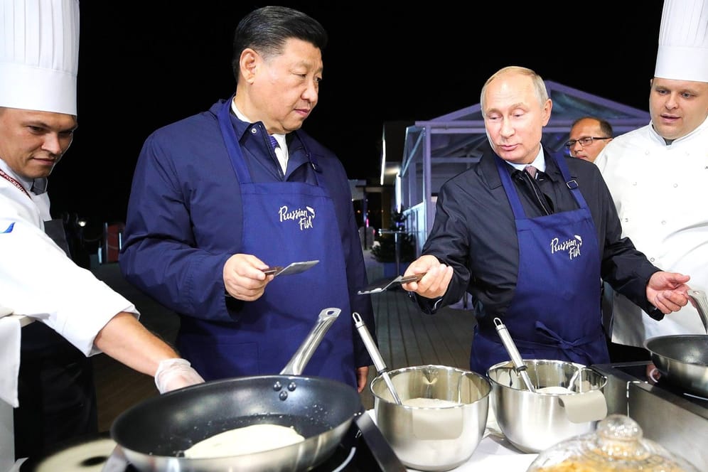 Russland im Jahr 2018: Der chinesische Präsident Xi Jinping besucht seinen Amtskollegen Wladimir Putin in Moskau. In den vergangenen Jahren hat sich das russisch-chinesische Bündnis gefestigt.