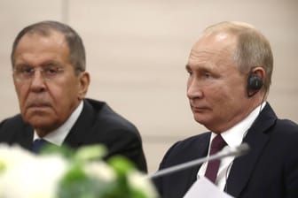 Russlands Präsident Wladimir Putin und sein Außenminister Sergej Lawrow: Seit Jahren ist Lawrow an Putins Seite.
