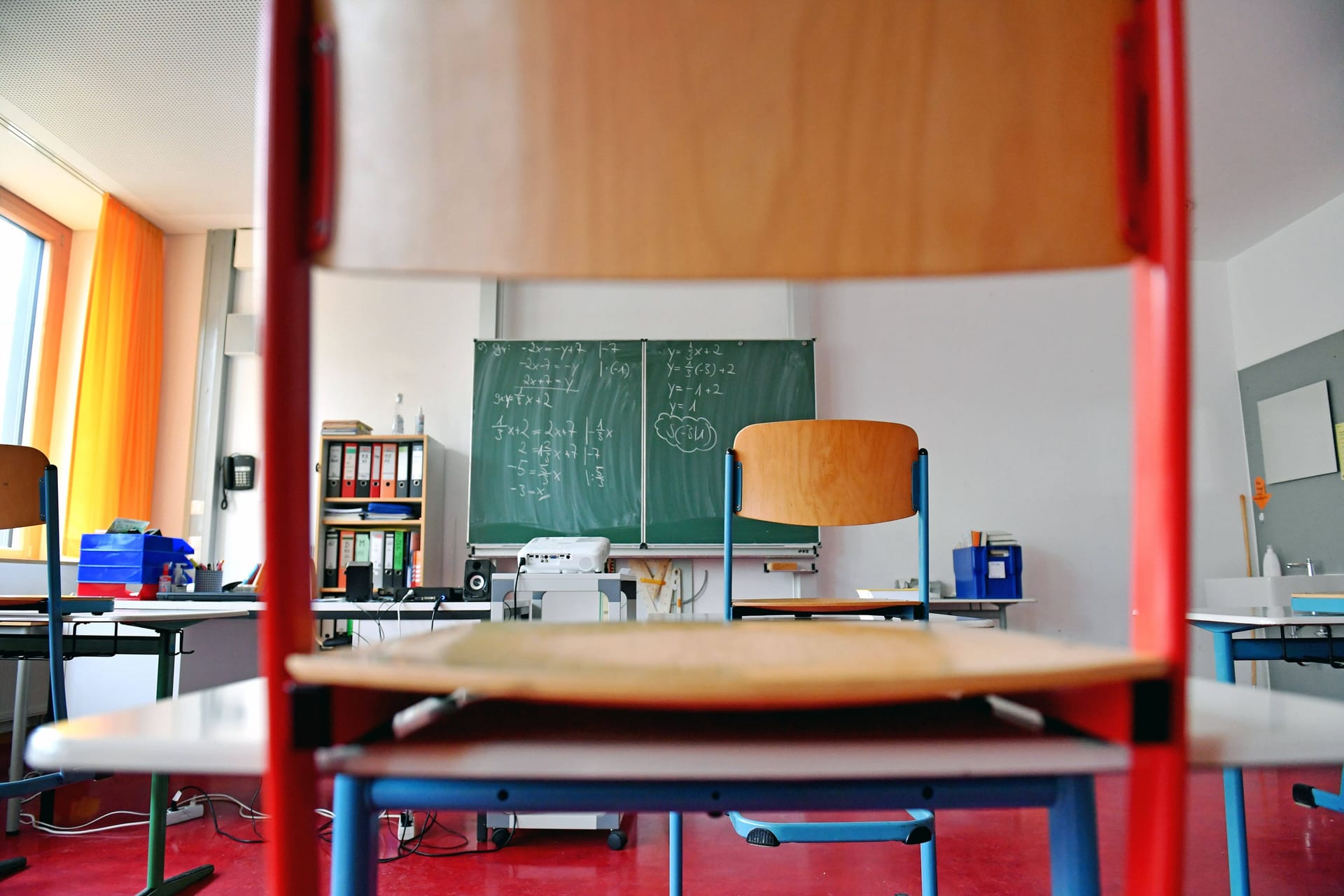 Leeres Klassenzimmer (Symbolfoto): Laut Ministerium sei die Entscheidung der Schule nicht alternativlos gewesen.