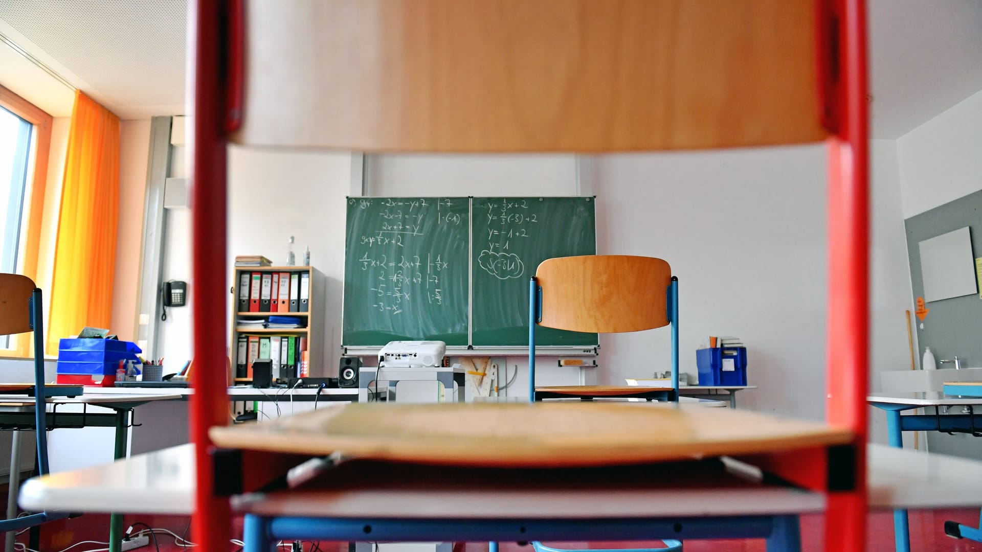 Leeres Klassenzimmer (Symbolfoto): Laut Ministerium sei die Entscheidung der Schule nicht alternativlos gewesen.