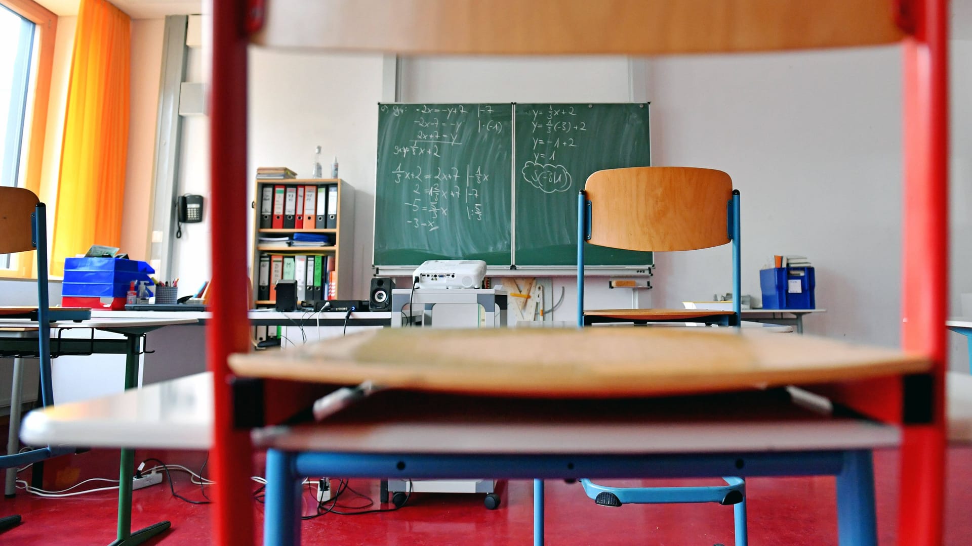 Leeres Klassenzimmer (Symbolfoto): Laut Ministerium sei die Entscheidung der Schule nicht alternativlos gewesen.