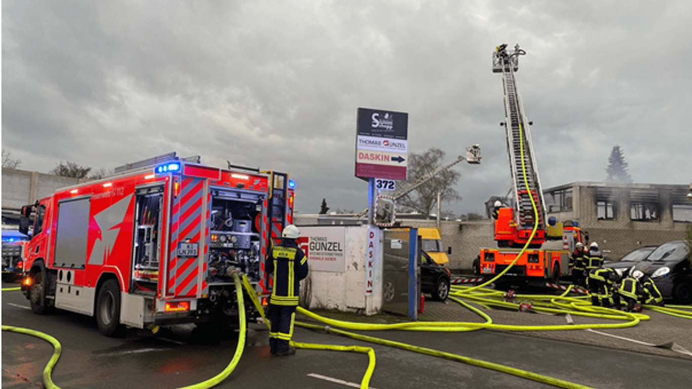 Köln Bickendorf: Die Feuerwehr löscht den Brand in einer Autowerkstatt.
