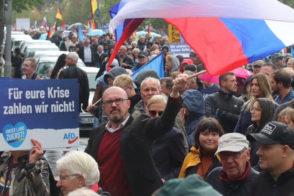 Mit Russland-Flagge für Deutschland: AfD-Politiker Hans-Thomas Tillschneider bei einer AfD-Demo gegen die Energiepolitik der Bundesregierung in Berlin im Oktober 2022.