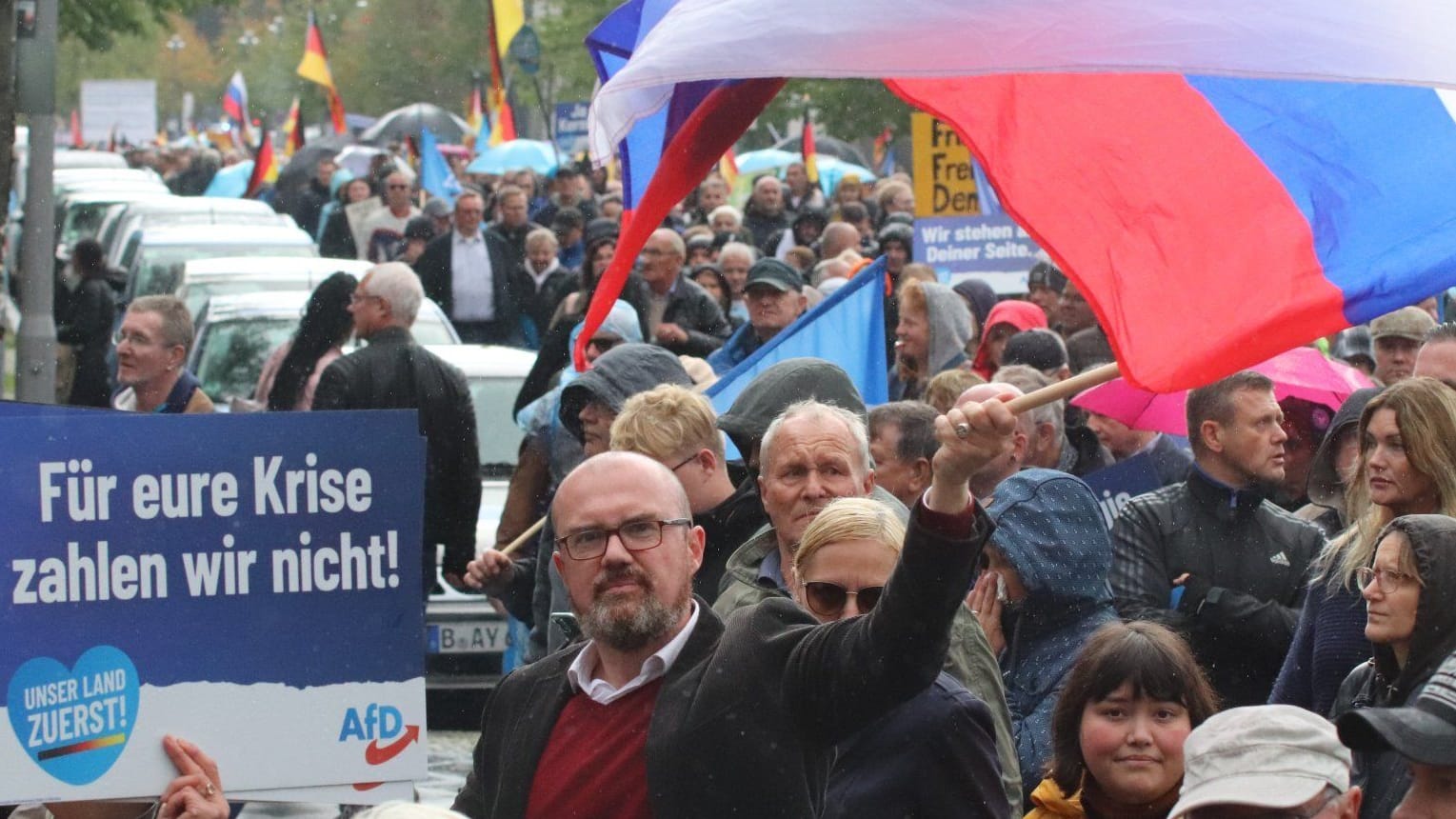 Mit Russland-Flagge für Deutschland: AfD-Politiker Hans-Thomas Tillschneider bei einer AfD-Demo gegen die Energiepolitik der Bundesregierung in Berlin im Oktober 2022.