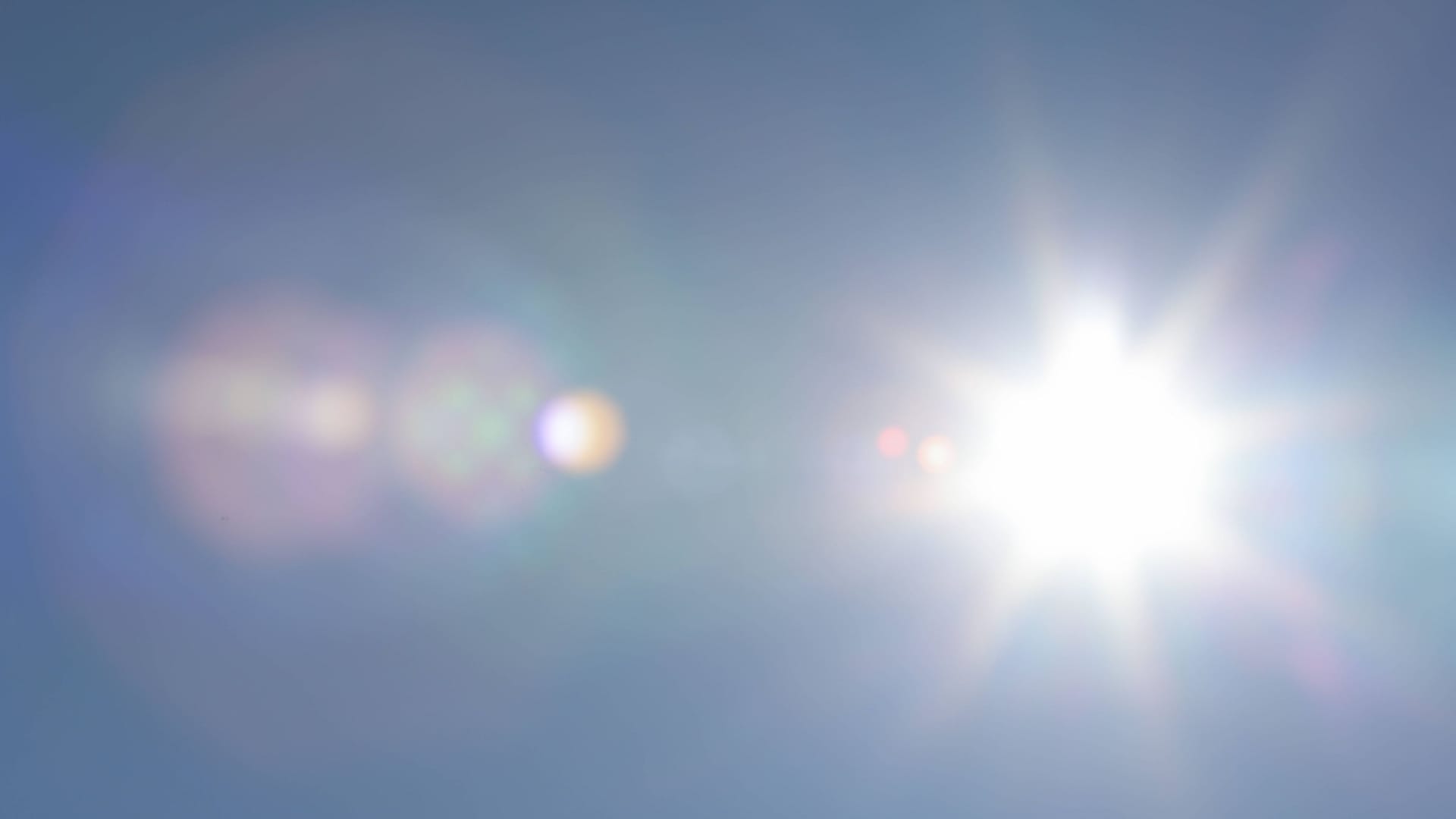 Sonne bzw. Sonnenstern bei strahlendem Himmel: Deutschlandweit wird es heute sonnig.