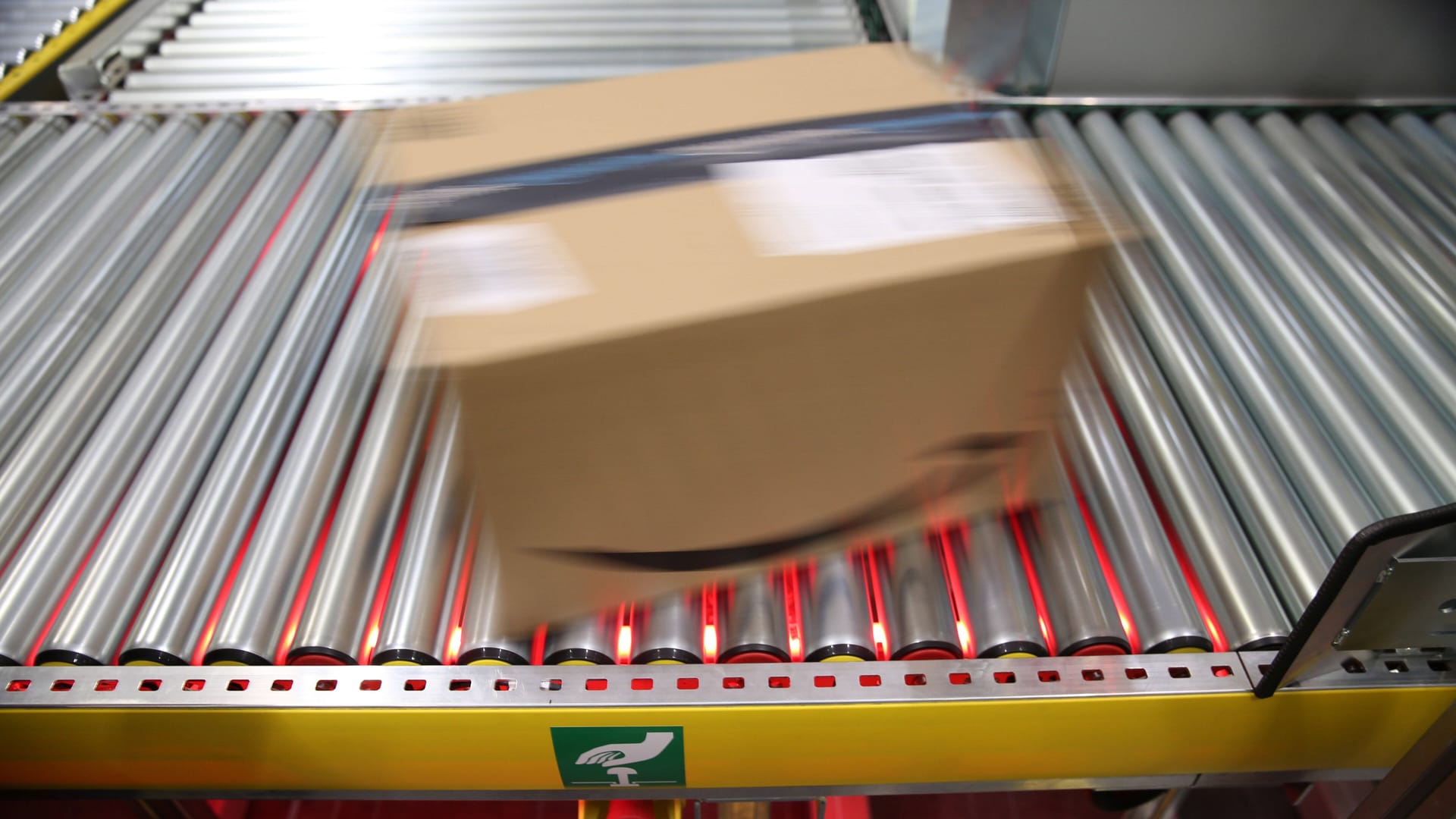 Ein Paket von Amazon: Das Unternehmen hat gegen insgesamt 18 Personen geklagt. Ein Paket von Amazon: Das Unternehmen hat gegen insgesamt 18 Personen geklagt.